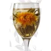 Ręcznie zwijana kulka białej herbaty kwitnącej Peach Marigold z ukrytym wewnątrz pomarańczowym kwiatem nagietka – dorotea.pl
