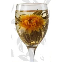 Ręcznie zwijana kulka białej herbaty kwitnącej Peach Marigold z ukrytym wewnątrz pomarańczowym kwiatem nagietka – dorotea.pl
