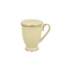 Porcelanowy kubek VICTORIA w kolorze ecru z metalowym sitkiem i ceramiczną pokrywką – sklep dorotea.pl