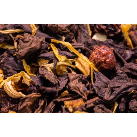 Ciemne liście herbaty Pu Erh Dzień dobry wymieszane z czerwonymi owocami porzeczki i żółtym nagietkiem.