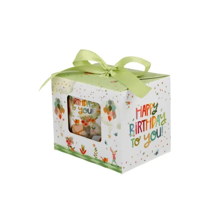 Porcelanowy kubek z napisem Happy Birthday, metalowym zaparzaczem i pokrywką w eleganckim pudełku prezentowym z kokardą – dorotea.pl