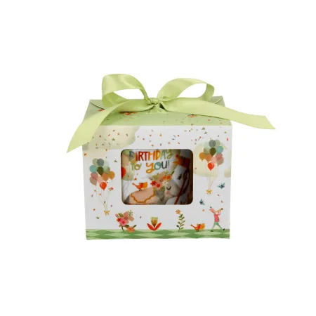 Porcelanowy kubek z napisem Happy Birthday, metalowym zaparzaczem i pokrywką w eleganckim pudełku prezentowym z kokardą – dorotea.pl