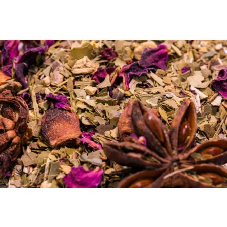 Kolorowy susz Yerba Mate Niech się dopną jeansy z widocznymi płatkami róż i imbirem.