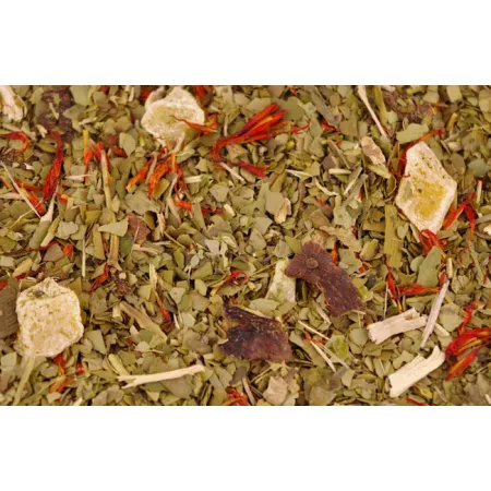 Opakowanie Yerba Mate Droga Smoka z widocznymi liśćmi ostrokrzewu, kawałkami mango i czerwonymi płatkami krokosza.