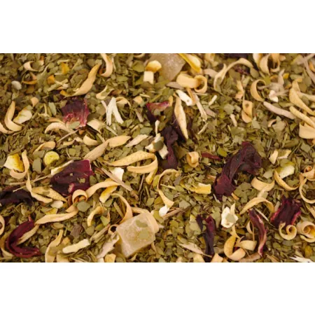 Susz Yerba Mate Przyczajony Tygrys z widocznymi czerwonymi płatkami hibiskusa, żółtą skórką cytryny i kawałkami imbiru.